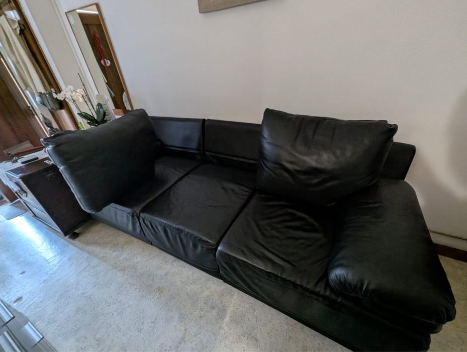 Sofá preto em pele