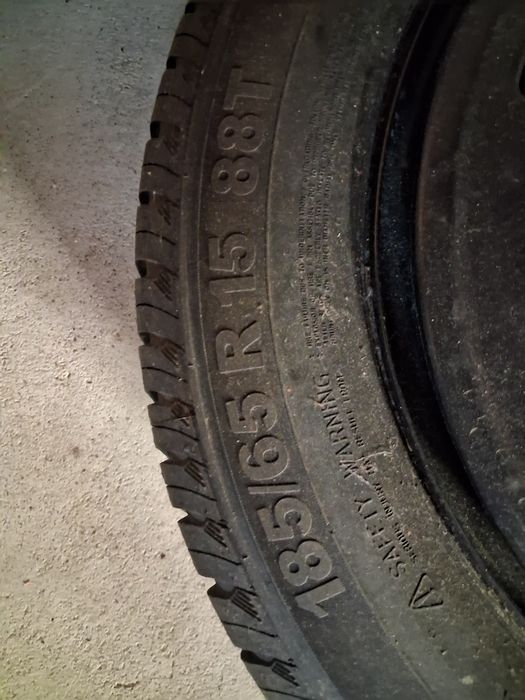 Pneu continental novo 185/65 R15 com macaco