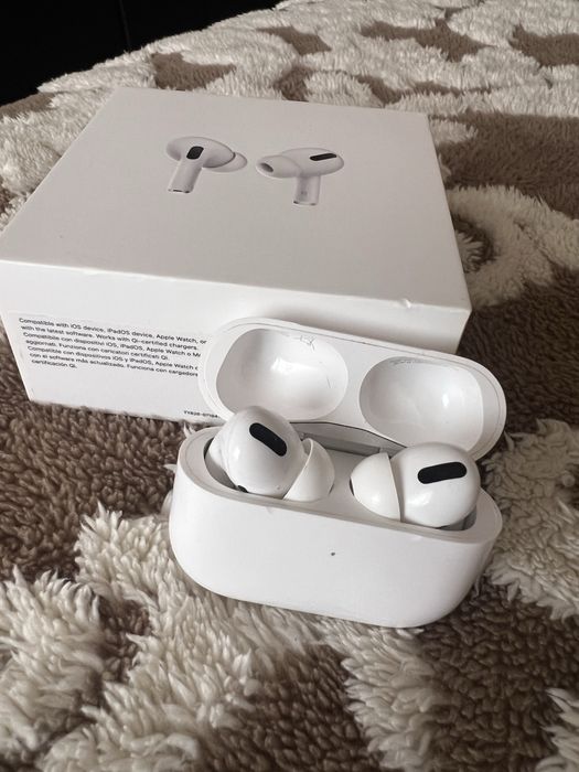 Original AirPods Pro 1st Generation with Invoice but No Warranty64738758511745123