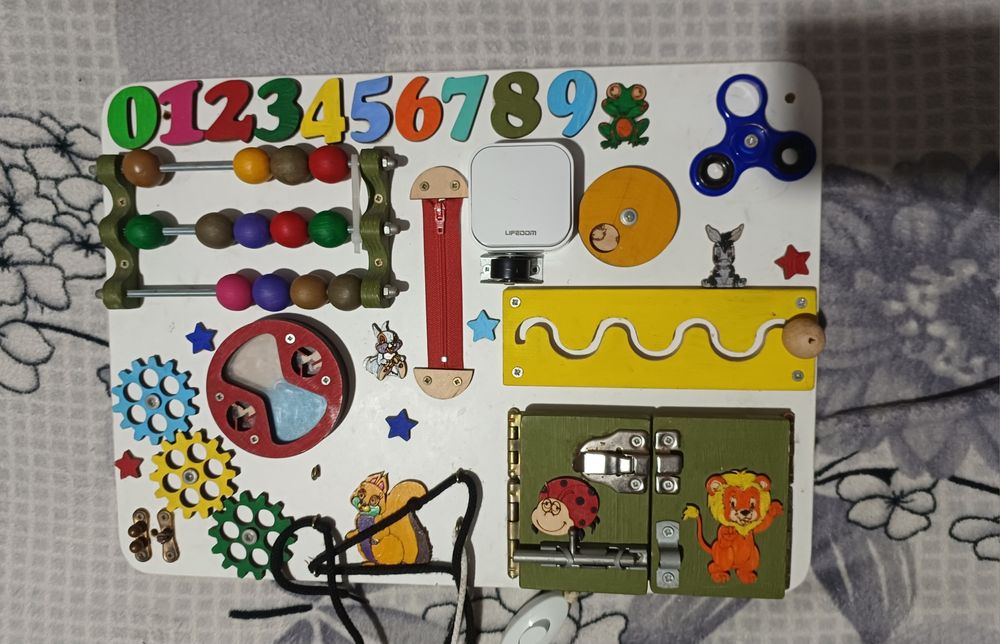 Бізідошка на стіну