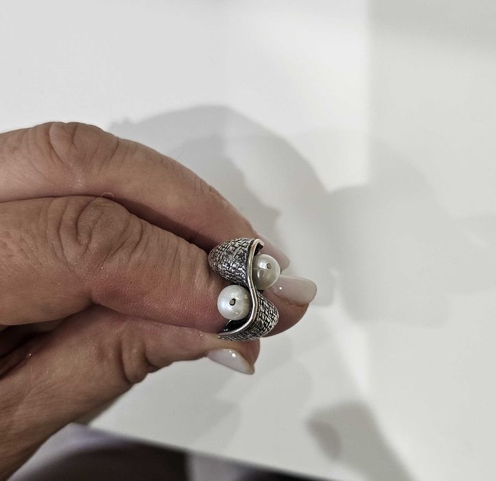 Anel prata e pérolas.