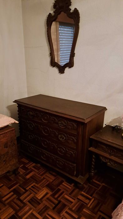 Mobilia de quarto em madeira (Cama+Mesas+Cómoda+Espelho)