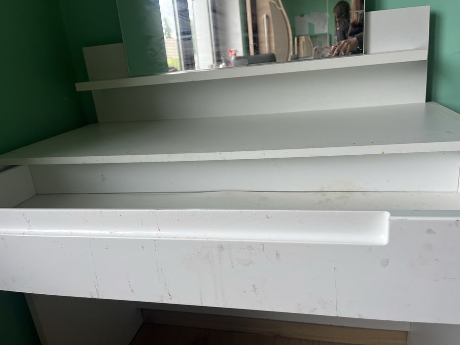 Biała toaletka z lustrem