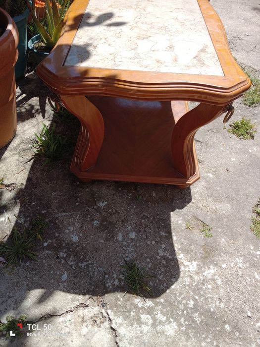 Mesa de centro muito antiga em mogno com pedra mármore. O preço não é negociável