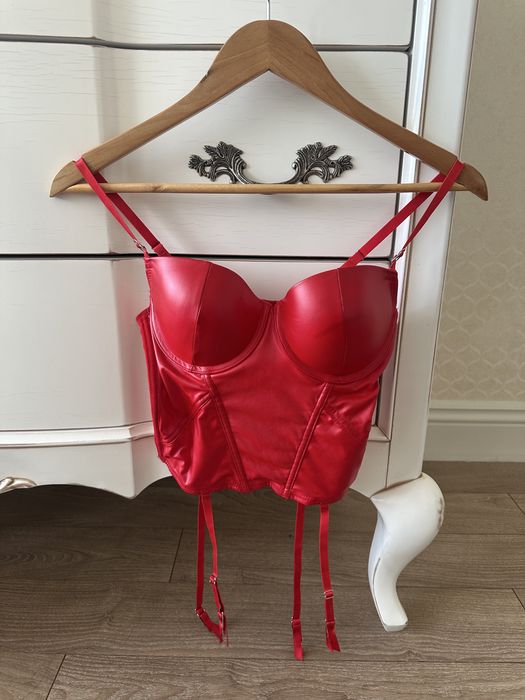 Комплект красный кожаный корсет и трусики стринги