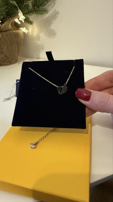 Swarovski piękny łańcuszek czarny łabędź różowe złoto