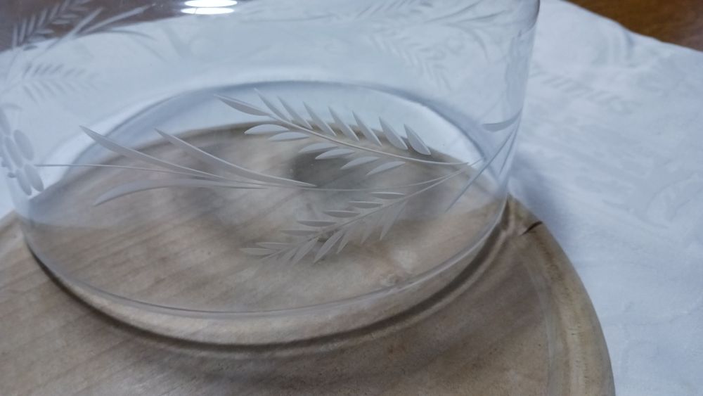 Queijeira / boleira de vidro com base em madeira. 24 cm diâmetro