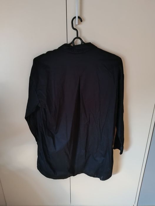 Dłuższa czarna koszula