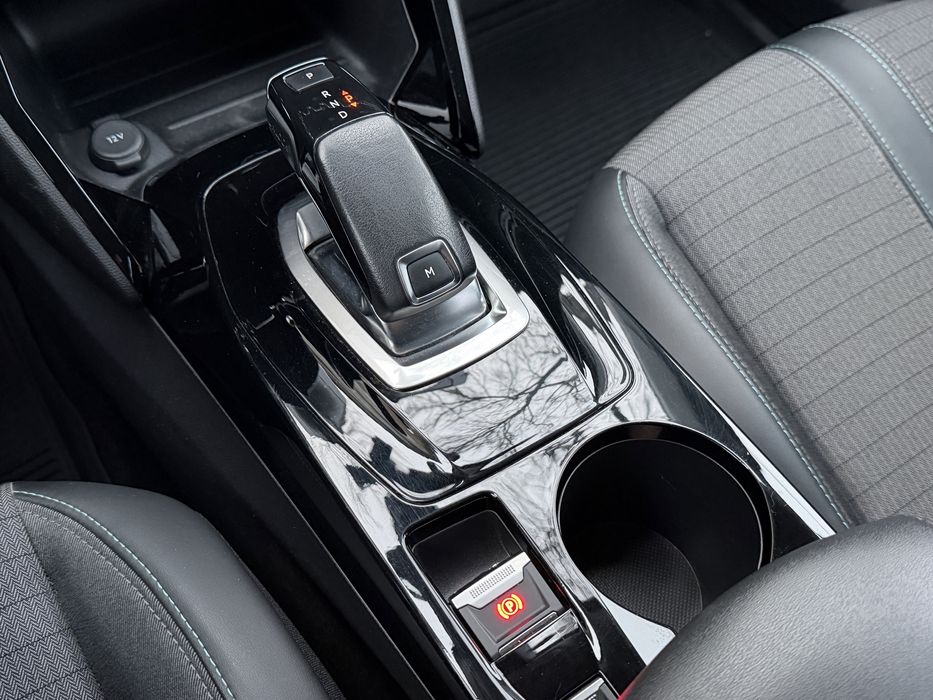 PEUGEOT 2008.               .