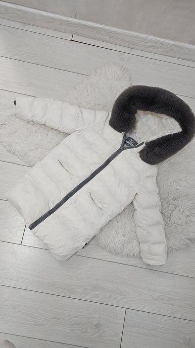 Білосніжна пухова куртка для дівчинки 116 р. — тепла, стильна, з м’яки