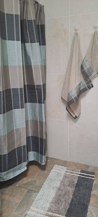 Conjunto casa de banho NOVO
Cortina, toalhao, toalha rosto e tapete( s