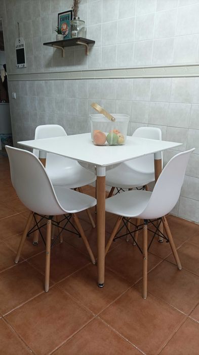 Mesa branca quadrada tipo IKEA com 4 cadeiras