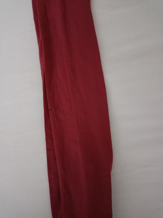 Bordowe  damskie rajstopy.