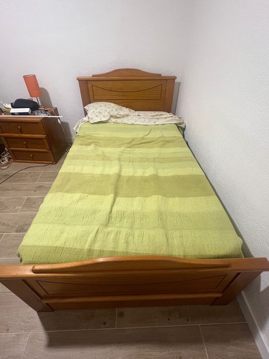 Cama 190x100cm Madeira com gavetas em bom estado