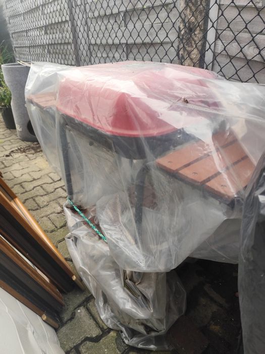 Grill węglowy z 3 półkami oraz pokrywą