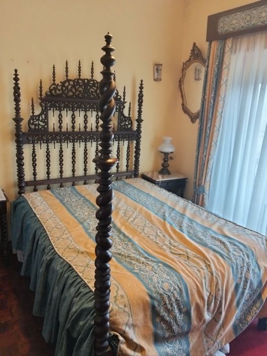 Cama de casal estilo gótico