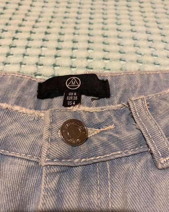 Spodenki jeansowe z ozdobnym łańcuszkiem