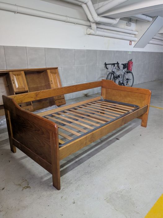 Cama de solteiro com estrutura inferior e movel superior em madeira carvalho
