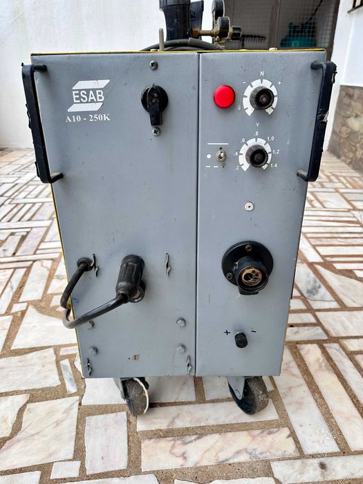 Máquina de Soldar ESAB A10 250K - MIG - Semi-Automática