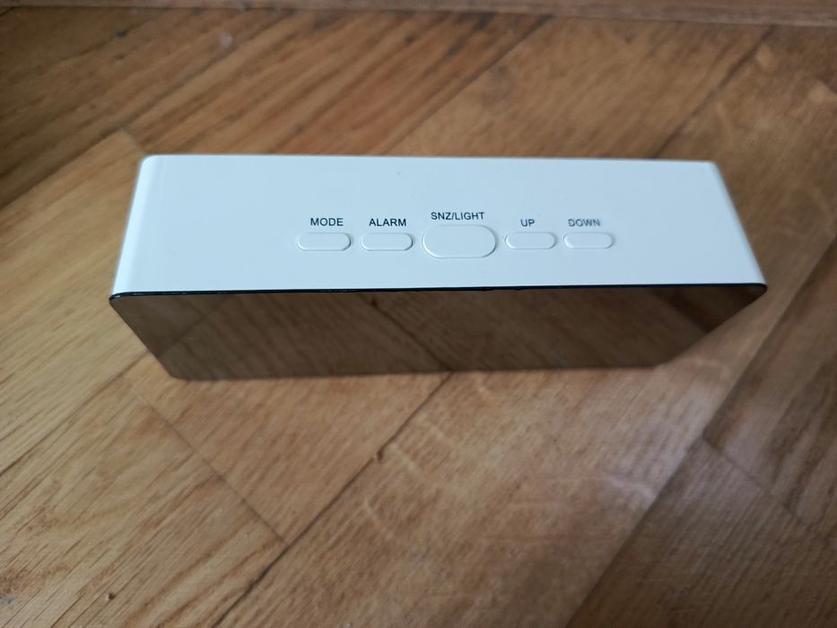 Електронний настільний годинник