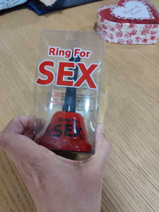 Sino e caixa de pétalas vermelhas