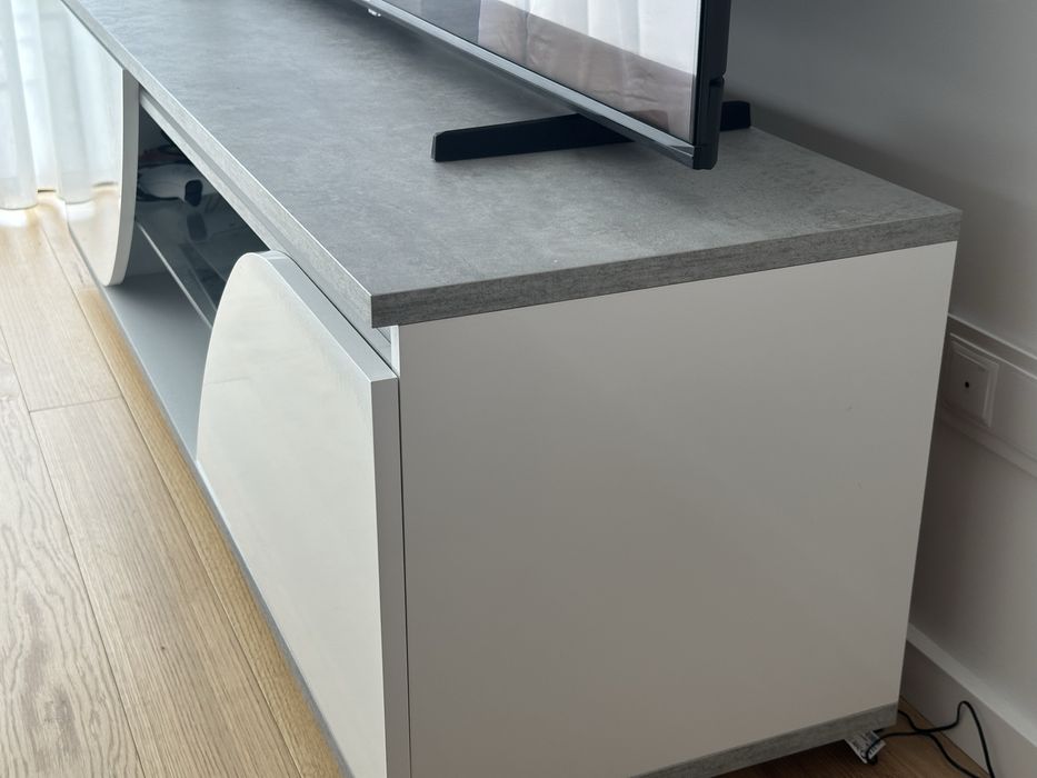 Movel de tv branco e cinza