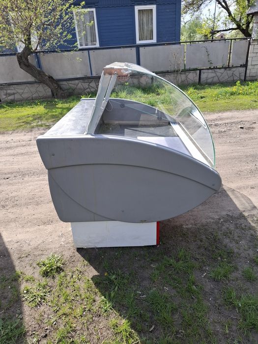 Продаж універсальної холодильної вітрини