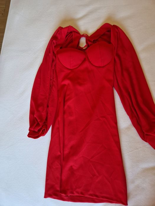 Vestido vermelho com copa incluída