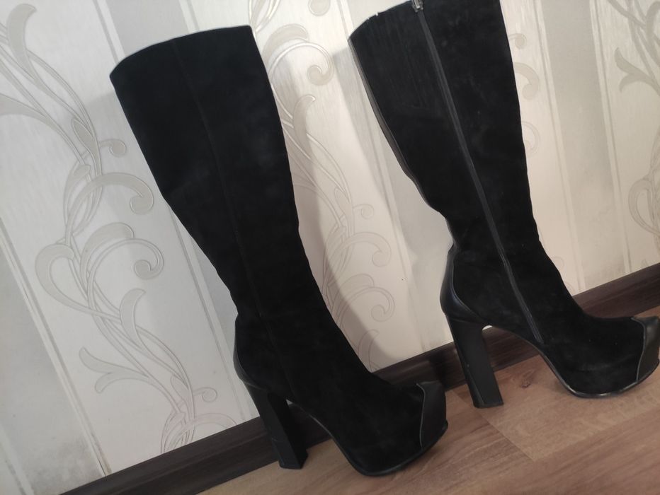 Продам женские сапоги.