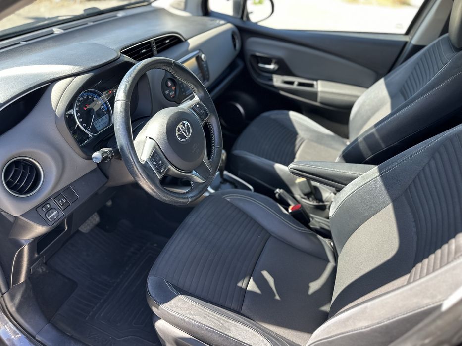 Toyota Yaris Hybrid • Económico