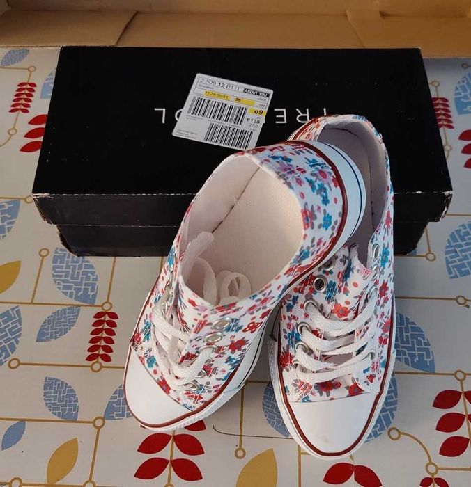 Sapatilhas brancas com flores T -- 36