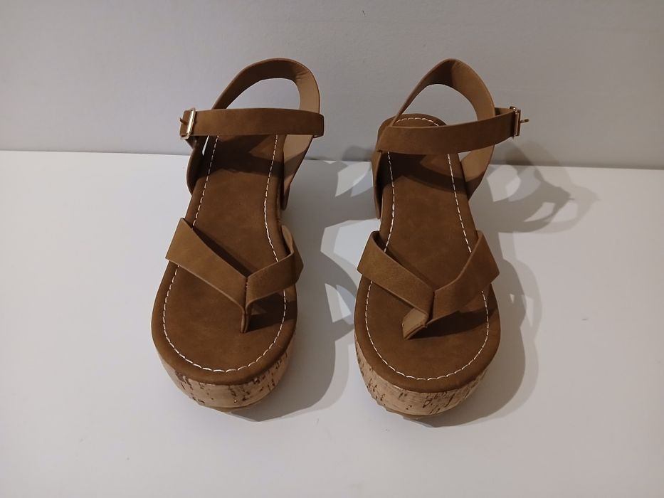 Sandálias castanho claro com tachas douradas