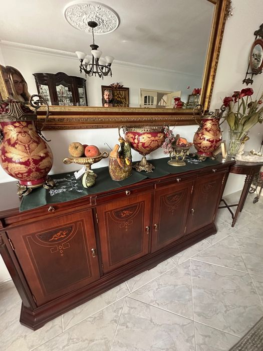 Aparador de sala de jantar em Nogueira com 4 portas