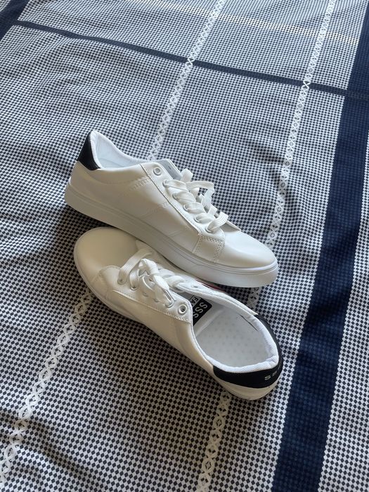 Roupa, calçados, chapéu de sol