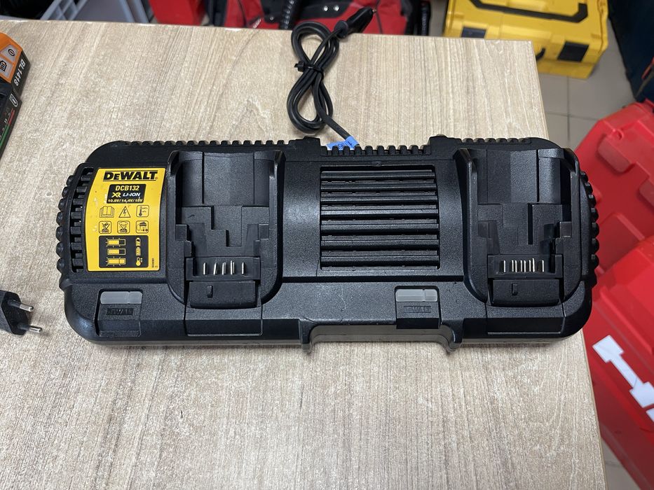 Dewalt DCB132 / зарядний пристрій Девольт на два порти