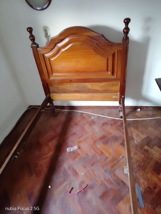Cama de solteiro com colxao e estrado