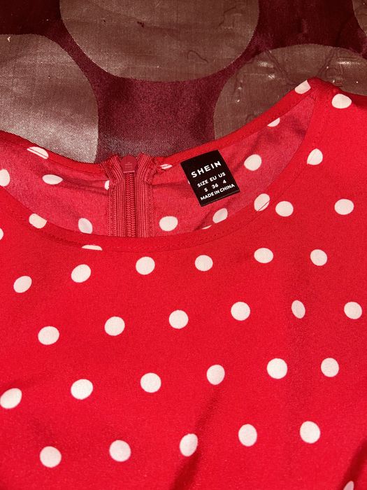 Vestido comprido vermelho às bolas