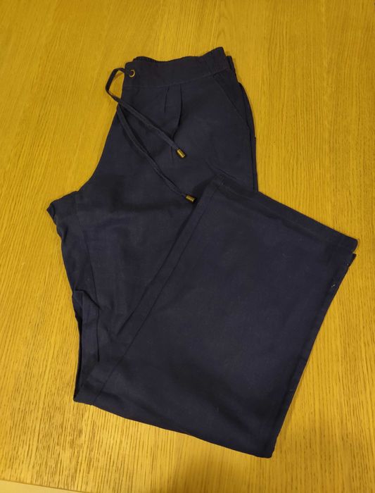 Calças azuis em tecido, perna direita