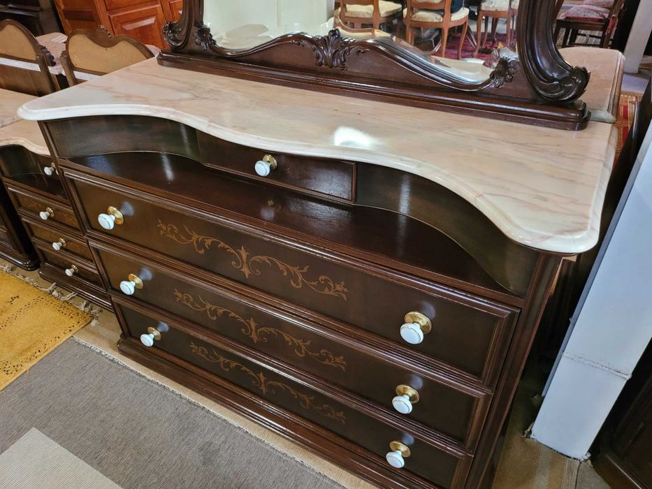 Imponente cómoda antiga com espelho - Só a cómoda as mesas d