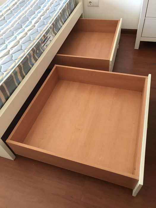 Cama branca com estrado e 2 gavetões