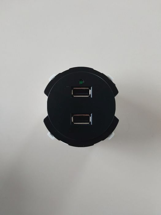 Osprzęt elektryczny gniazda i oprawy