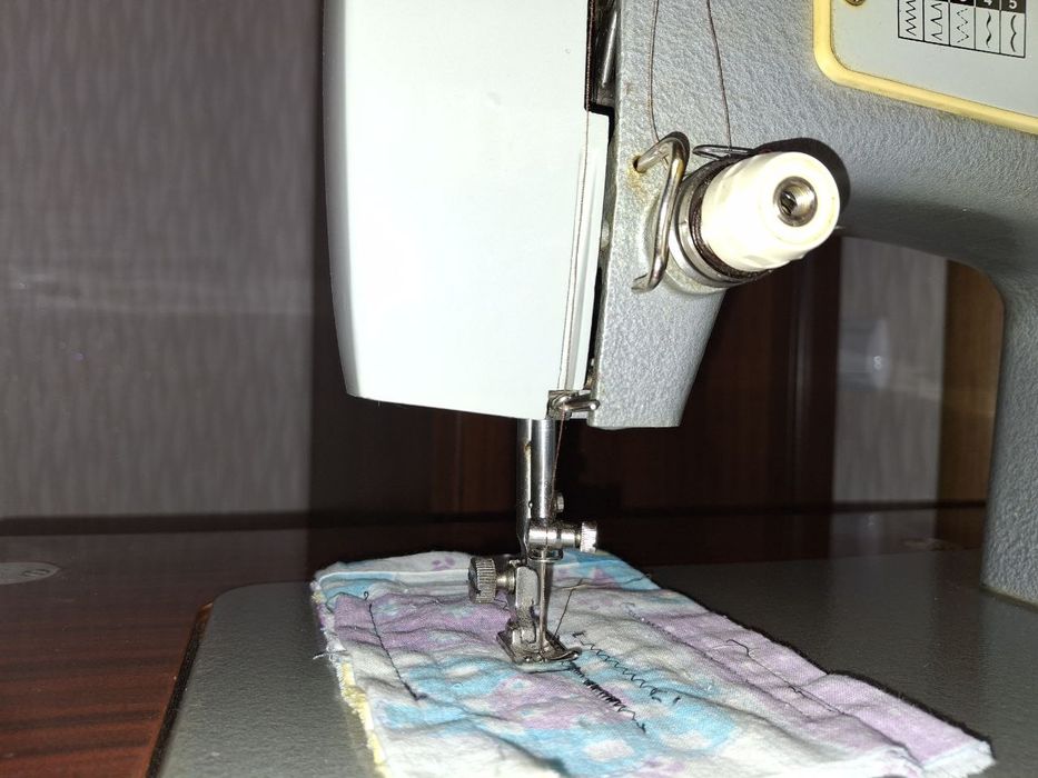 Продам швейну машинку Подольск 142