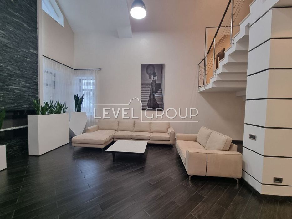 Лісники, статусний будинок в містечку, басейн, автономність