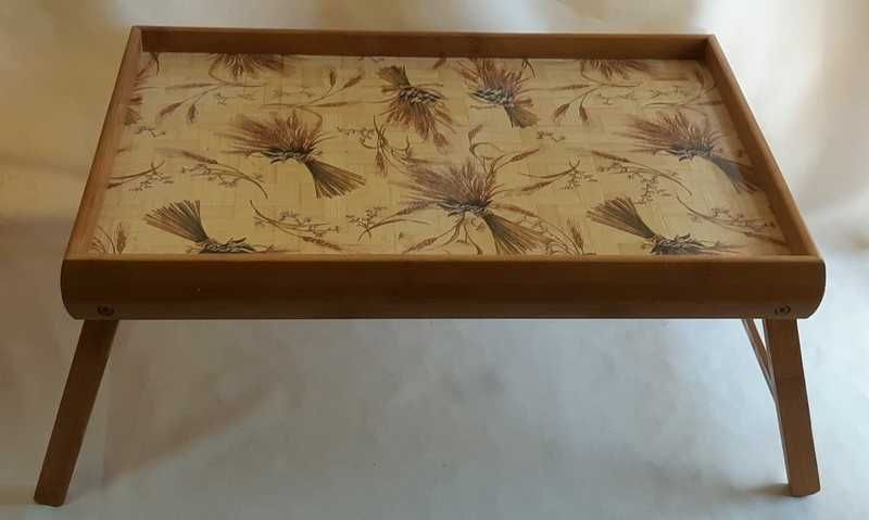 Деревянный столик поднос