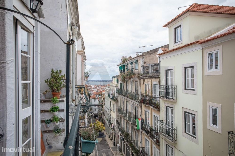 Vende-se T3 na Calçada de Santana com vista Rio Tejo e cidade Lisboa
