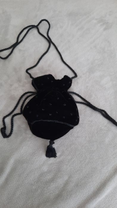 Cluntch de veludo e missangas