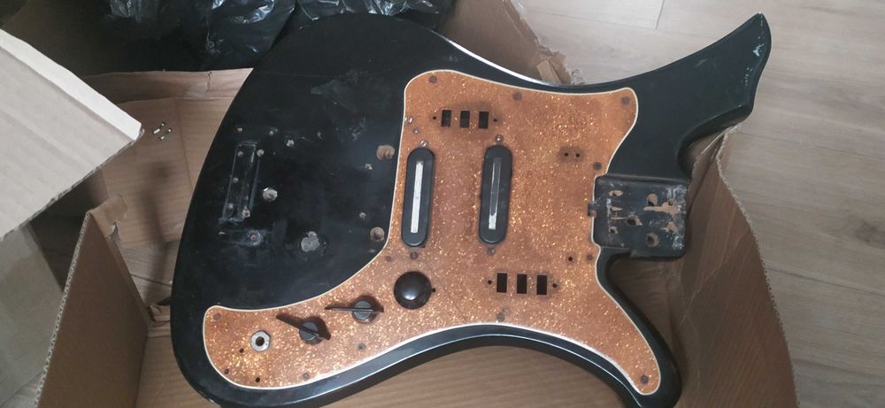 Комплект фурнітури а-ля Стратокастер, гітар, бас-гітар.