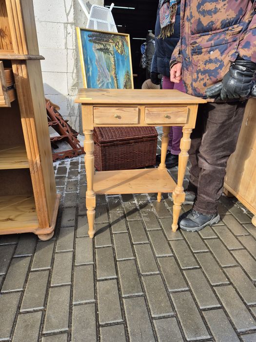 Zgrabna szafka drewniana