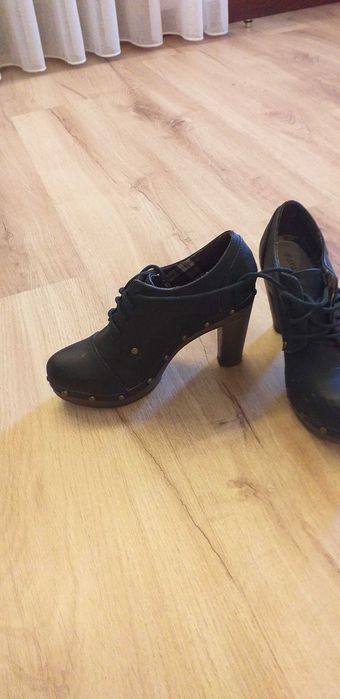 Sapatos pretos com salto