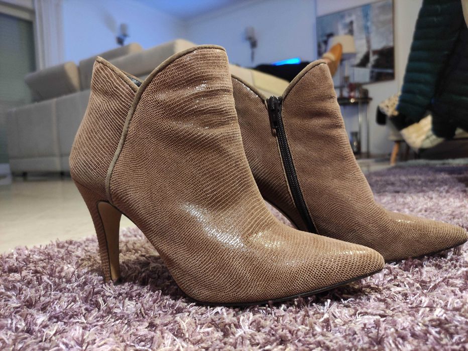 Botins beges salto alto
